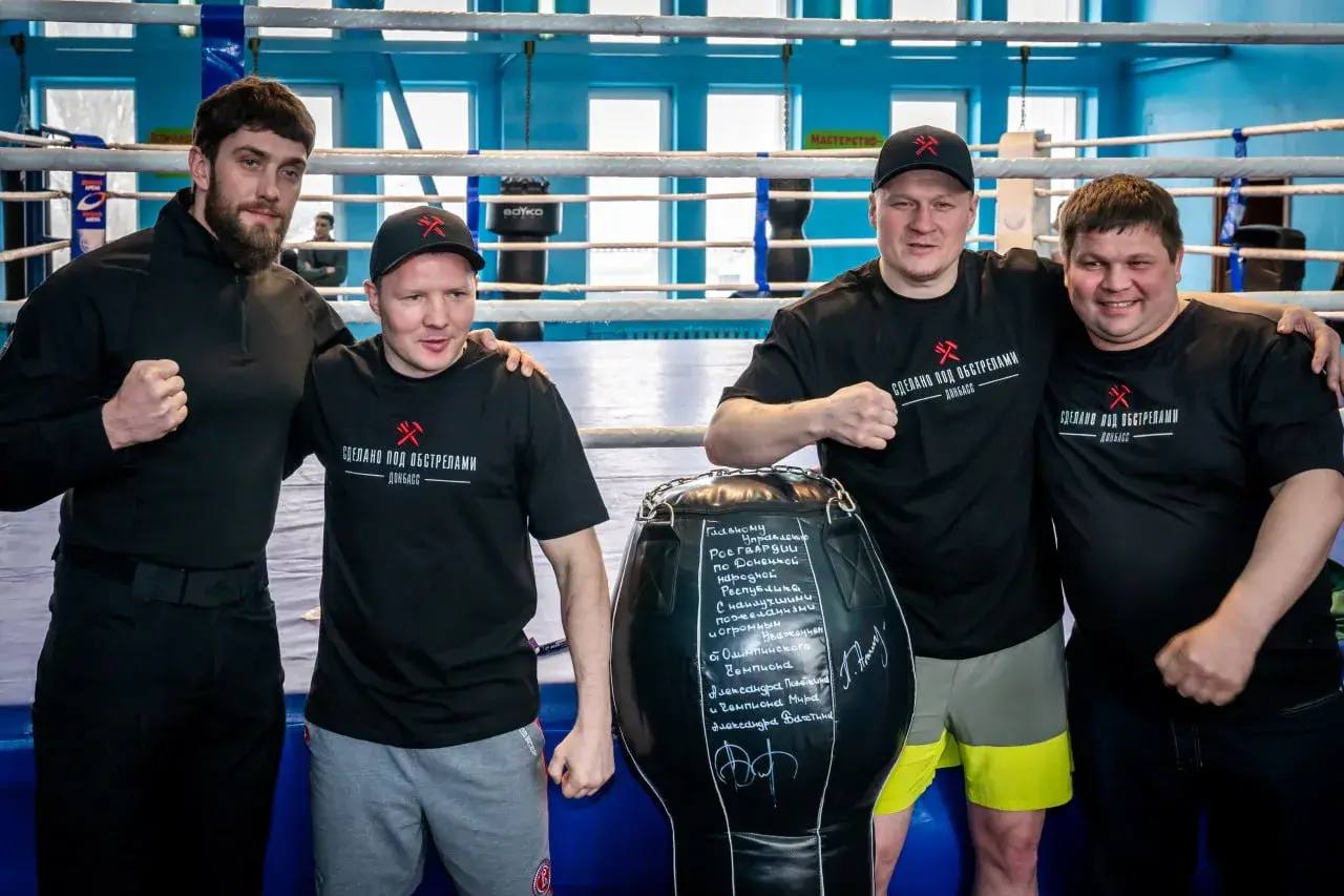 Александр Поветкин и команда в одежде Сделано под обстрелами
