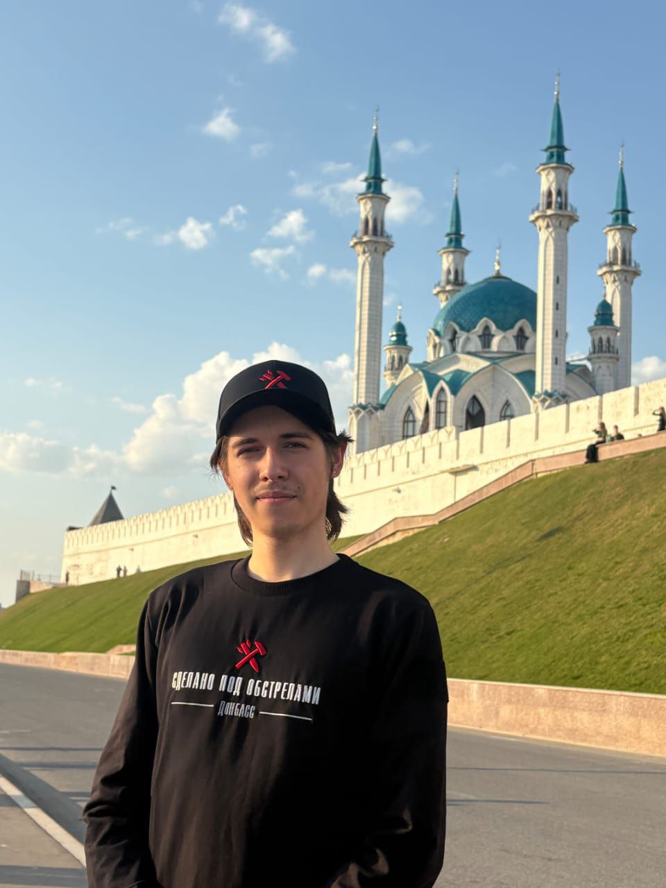 Подписчик в кепке и свитшоте Сделано под обстрелами в Казани